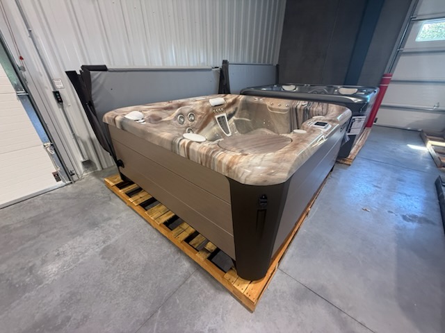 2021 Highlife Aria - $13,495 (SALTWATER)